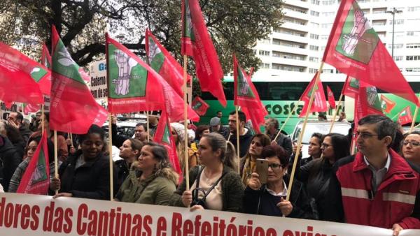 Trabalhadores das cantinas em protesto em 2019. Foto da FESAHT/Facebook.