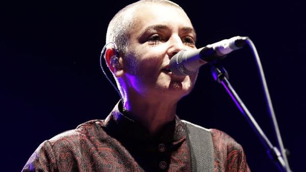 Sinéad O Connor em 2013. Foto de Pymouss/Wikimedia Commons.