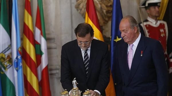 Juan Carlos de Borbón com o primeiro-ministro Rajoy na altura da sua abdicação da coroa.