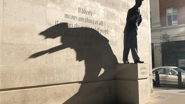 Estátua a George Orwell. Foto de Ben Sutherland/Flickr.