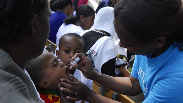 Criança a ser vacinada contra a poliomielite. Foto da Unicef Etiópia/Flickr.