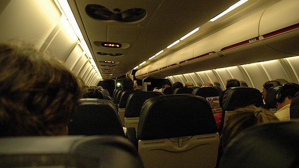 Interior de um avião de passageiros. Foto de Caribb/Flickr.