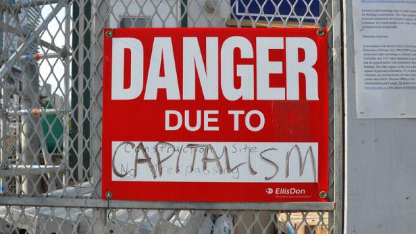 "Perigo devido ao capitalismo". Foto de Mary Crandall/Flickr.