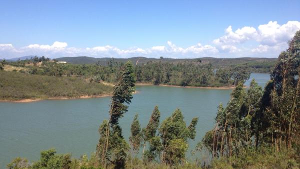 Água junto à barragem de Odelouca, no Algarve.