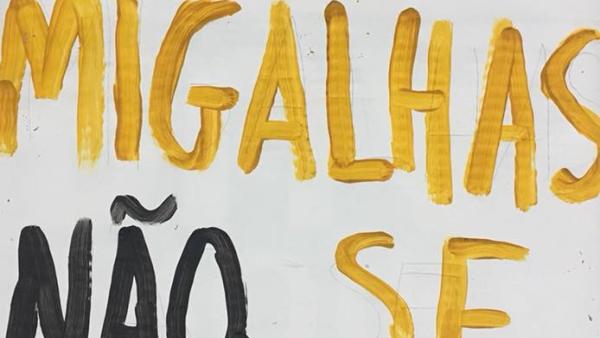 "Com migalhas não se faz pão". Pancarta da manifestação de 6 de abril.