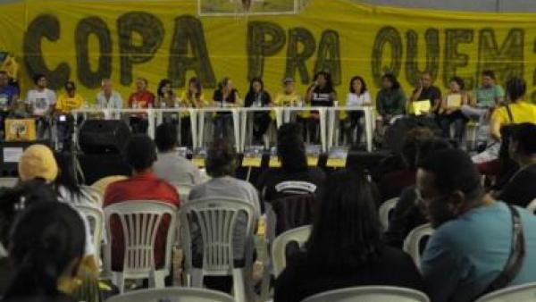 Movimentos sociais reuniram-se em Belo Horizonte para debater ações durante a Copa. Foto de Agência Brasil/Antônio Cruz