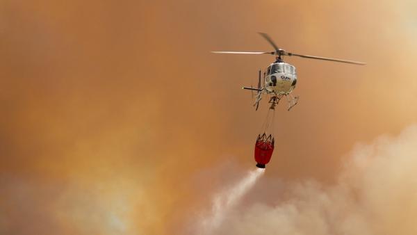 Helicóptero de combate a incêndios em Espanha. Foto de Andres Pantoja.