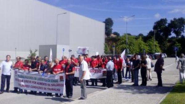 Os trabalhadores da logística do Continente realizaram nesta-sexta-feira, 28 de agosto, mais uma paralisação de duas horas por turno, reivindicando aumento salarial. Piquete de greve - Foto de Joel Oliveira