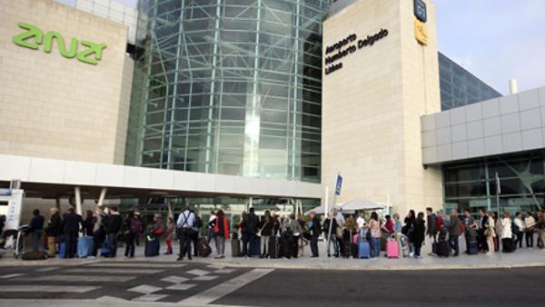 Sitava desafia a ANA a “voluntariar-se” para aumentar os salários. Aeroporto Humberto Delgado - Foto da CGTP