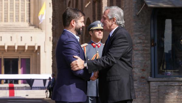 O presidente chileno Gabriel Boric com o presidente argentino Alberto Fernández no Dia da Amizade Argentino-Chileno. Foto de Esteban Collazo/Fotos Públicas.