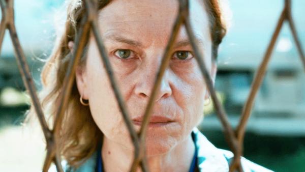 Aida, personagem interpretada por Jasna Djurićić no filme “Quo Vadis, Aida?” da realizadora  Jasmila Žbanić – Foto de contretemps.eu 