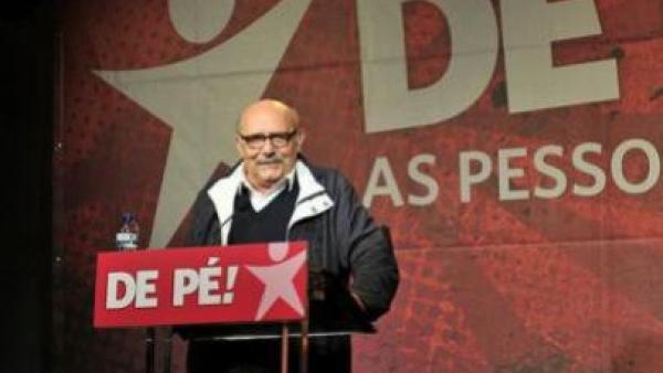 Alfredo Barroso: "um dos fenómenos mais preocupantes que afetam as democracias contemporâneas é, precisamente, a usurpação do poder democrático legítimo pelo poder ilegítimo exercido pelas empresas transnacionais". Fotografia de Paulete Matos