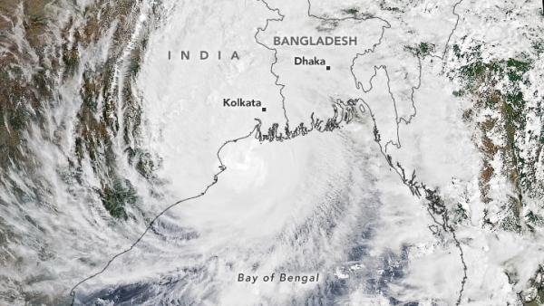 Super ciclone Amphan atinge a Índia e Bangladesh, no dia 20 de Maio de 2020. Fotografia por Earth Observatory/NASA.