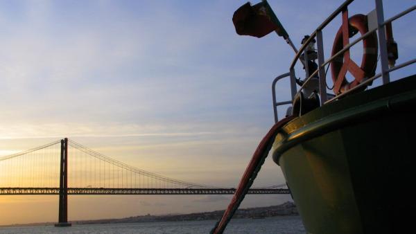Barco de transporte de passageiros no Tejo. Foto de Paulete Matos.