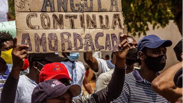 “Angola continua amordaçada”, cartaz erguido na marcha de 25 de outubro de 2020 em Luanda  – foto de Osvaldo Silva fotojornalista, https://www.facebook.com/jacafotografo/ 