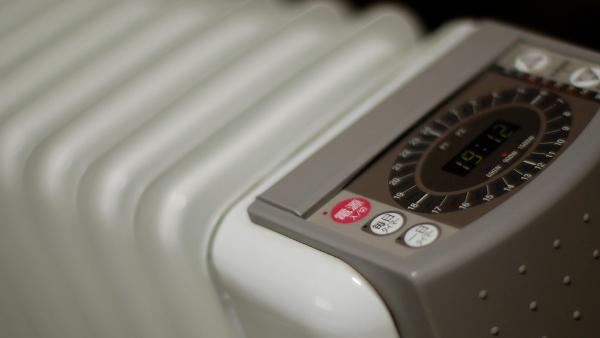 “O que se paga em eletricidade durante uma semana de um aquecedor a óleo ligado é superior ao seu custo”, alerta a Zero – Foto de  takuhitofujita/Flickr