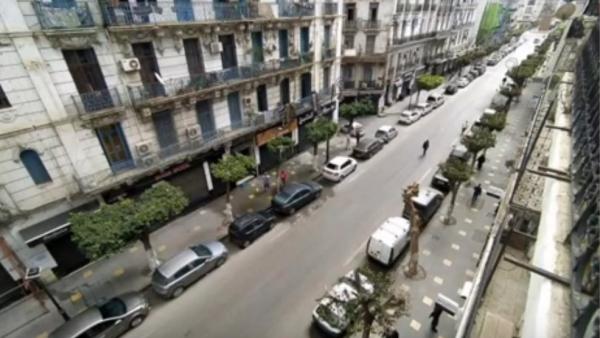 As ruas de Argel que eram palco de manifestações de centenas de milhares de pessoas agora estão desertas.