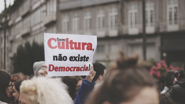 Cartaz onde se lê: "Sem Cultura não existe Democracia".