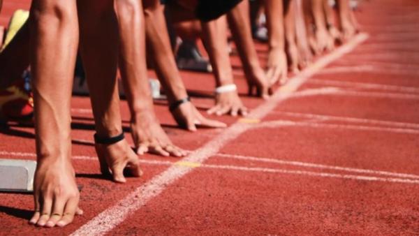 Se as restantes modalidades não tiverem acesso aos mesmos apoios que o desporto milionário, viverão eternamente numa corrida desproporcional, no qual o futebol arranca a 100m da meta e os outros desportos a 42km - Foto de desportotransmontano.com