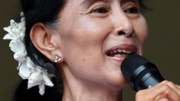 Aung San Suu Kyi em 2012, quando recebeu o prémio Novel da Paz. Foto de Barbara Walton/EPA.