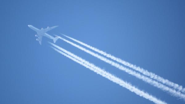 “O aquecimento climático total causado pela aviação é 3 vezes superior ao efeito do CO2 por si só, devido à formação de rastros de condensação".