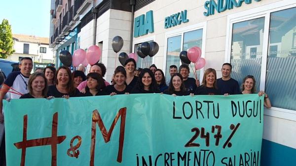 Trabalhadoras da H&M de Iruña em frente ao sindicato.