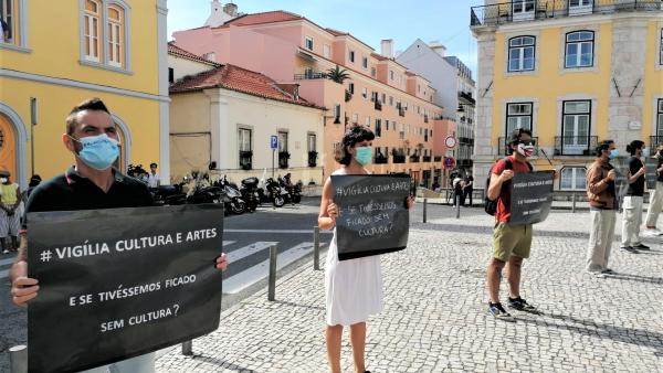 Protesto em frente à Assembleia da República. Fotografia de Fabíola Cardoso