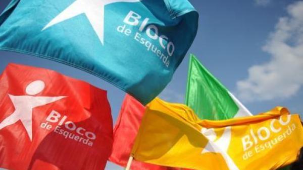 Bandeiras do Bloco de Esquerda de várias cores.