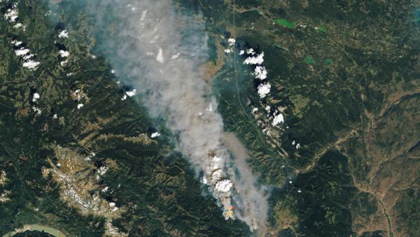Imagem divulgada pela NASA de um dos incêndios florestais na Colúmbia Britânica.
