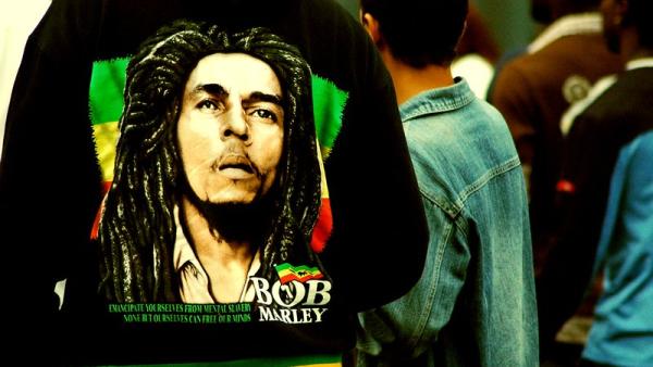 Bob Marley, foto estampada numa t-shirt – imagem de mdemon/flickr, is licensed under CC BY-SA 2.0 