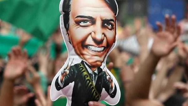 Para entender a ascensão de Bolsonaro à Presidência, o historiador Daniel Aarão Reis destaca três dimensões: as tradições estruturais do autoritarismo no Brasil, a longa conjuntura (a partir do processo de redemocratização até 2018) e a conjuntura curta (a eleição presidencial propriamente)