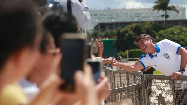 Bolsonaro passou duas horas a apertar mãos e tirar fotos dos telemóveis dos manifestantes. Foto José Cruz, Agência Brasil