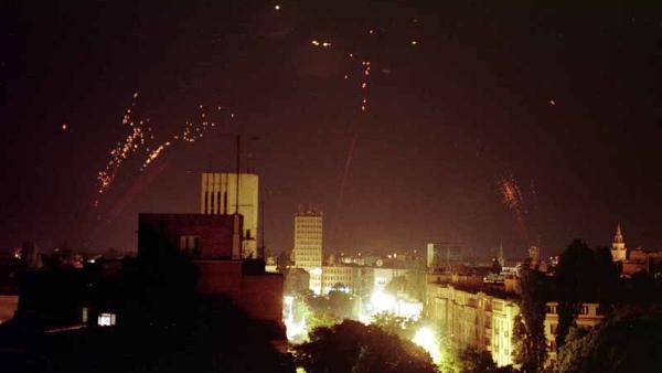 Bombardeamento de Belgrado por aviões da Nato em 1999 – Foto de Darko Dozet, wikimedia