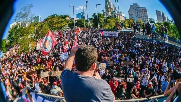 Guilherme Boulos fala durante concentração em S. Paulo. Foto Mídia Ninja