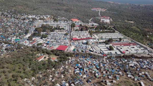 Campo de refugiados de Moria tem capacidade para 3.500 pessoas, rodeado por campos informais que triplicam o seu tamanho e onde vivem 18.000 pessoas mais - Foto de El Salto / Hibai Arbide-Muzungu coop