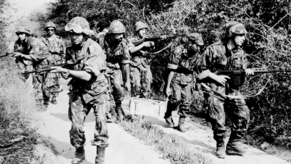 (1964), "Guerra Colonial: exército português em operações.", Fundação Mário Soares / AMS - Arquivo Mário Soares - Fotografias Exposição Permanente, Disponível HTTP: http://hdl.handle.net/11002/fms_dc_114094