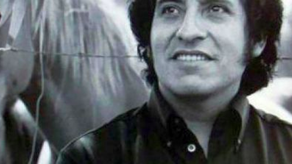 Victor Jara foi professor, diretor de teatro, poeta, cantor, compositor, músico e ativista político.