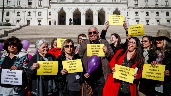 Manifestação de cuidadores informais frente ao parlamento, 8 de março de 2019. Foto de Rodrigo Antunes/Lusa.