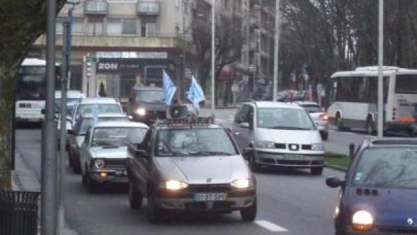 A caravana percorreu as ruas de Viseu exibindo bandeiras gregas. Foto Que se Lixe a Trika - Viseu