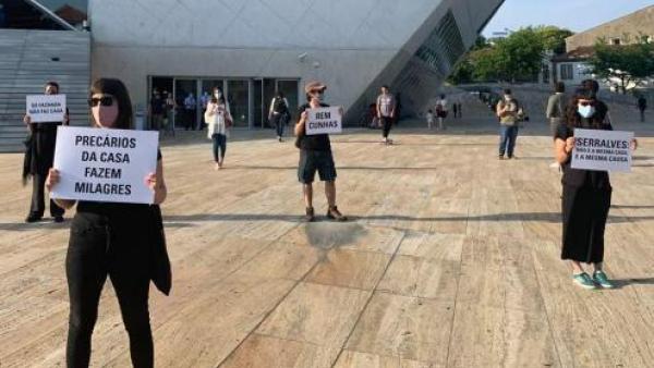 Manifestação de trabalhadores precários em frente à Casa da Música. Foto do Facebook de José Soeiro.
