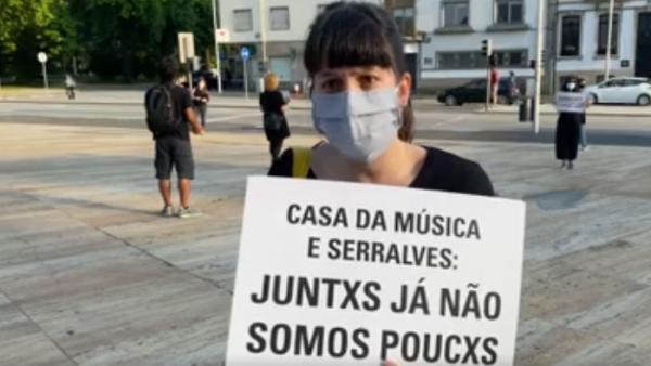 Foto do protesto junto à Casa da Música