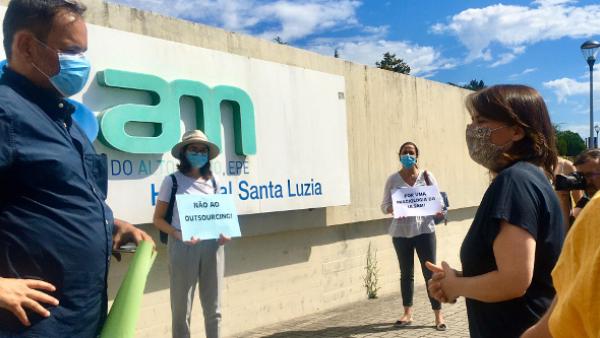 Catarina Martins com técnicos de diagnóstico no Hospital de Santa Luzia, em Viana do Castelo, 30 de junho de 2020 - Foto esquerda.net