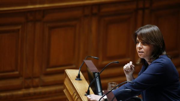 “Porque é que o Governo nunca apresentou à esquerda a intenção de alargar o período experimental?”