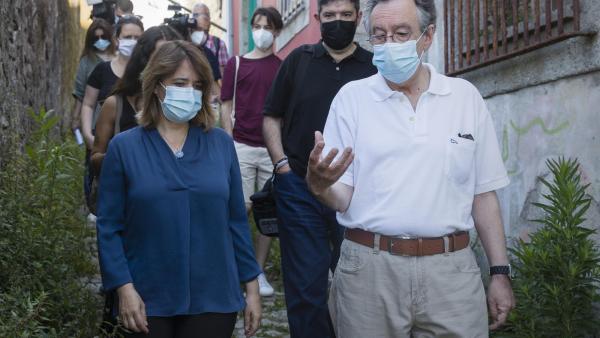 Mário Moutinho (candidato à união freguesias do centro histórico do Porto); Susana constante Pereira (candidata à AM Porto) e Sérgio Aires acompanharam Catarina Martins nas conversas com moradores do Bairro da Lapa. Foto de Mário Cruz, Lusa.