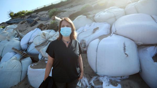 Catarina Martins junto à "parede de sacos de plástico" na Praia da Estela na Póvoa de Varzim, 26 de julho de 2021 - Foto de Estela Silva/Lusa