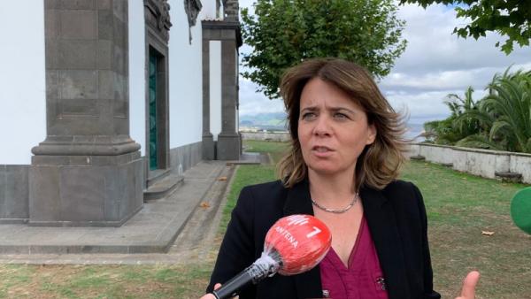 Catarina Martins na Região Autónoma dos Açores, fazendo declarações à comunicação social – foto esquerda.net