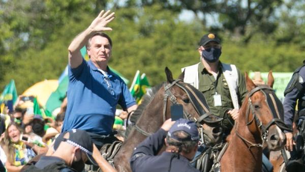 Bolsonaro em pose de ditador: o "bluff" ficou exposto. Foto reprodução do Youtube.