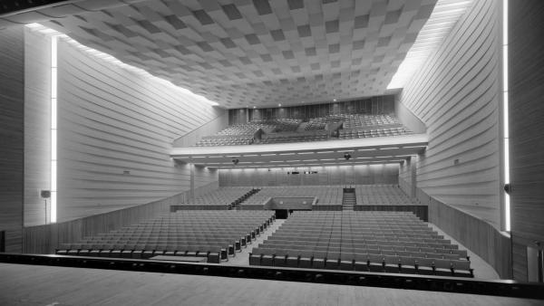 Imagem do Cineteatro Luísa Todi em 1960, estrutura que hoje integra também a RTCP. Foto do Estúdio Horácio Novais via Biblioteca de Arte Gulbenkian/Flickr.