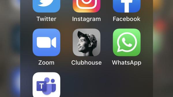 Se a encriptação E2EE se definiu como o standard das redes sociais focadas em envio de mensagens, o Clubhouse não lhe faz referência. Nem o poderia fazer.
