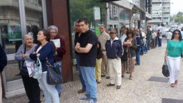 A bicha em Enrecampos às 9h 18, para tirar uma senha de atendimento. Todas as fotos são de Luis Leiria 